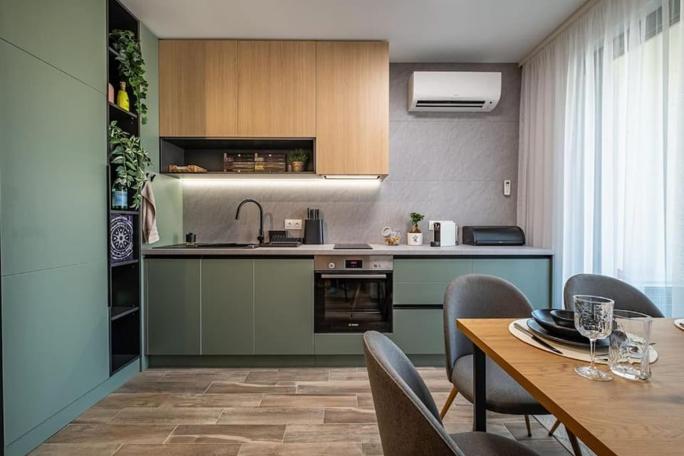 Coffee/tea facilities, Kitchen or kitchenette, Dining area, toaster, air conditioner