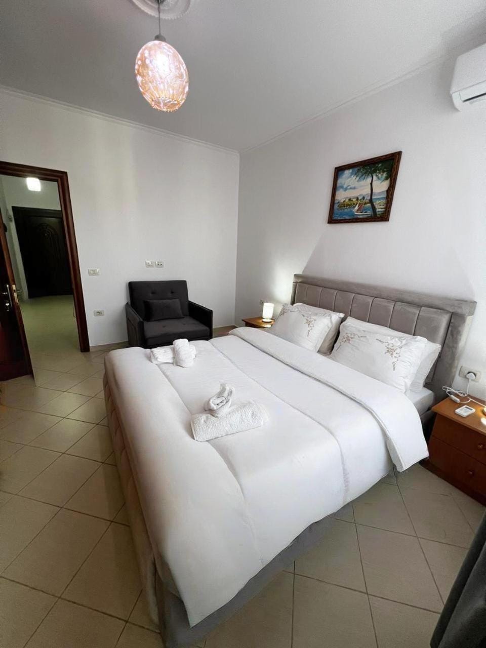 Bed, Photo of the whole room, Seating area, Bedroom, towels