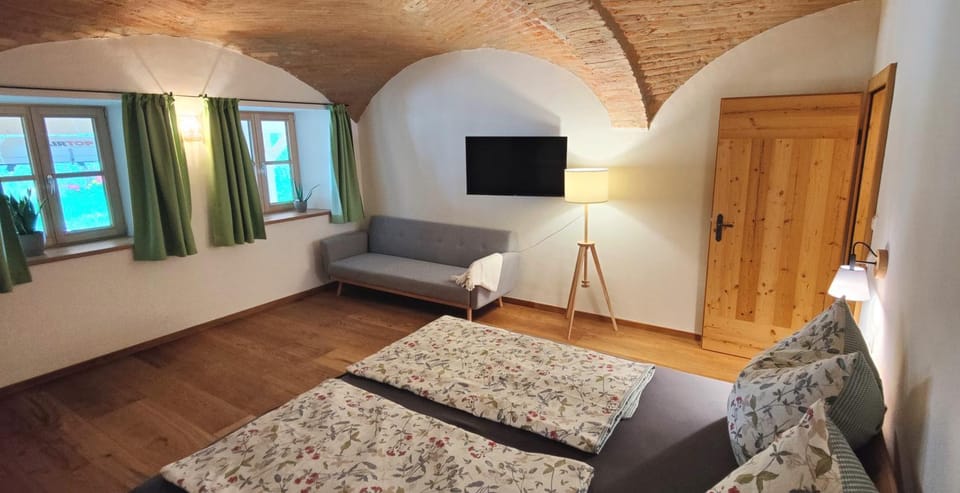 Bed, TV and multimedia, Bedroom