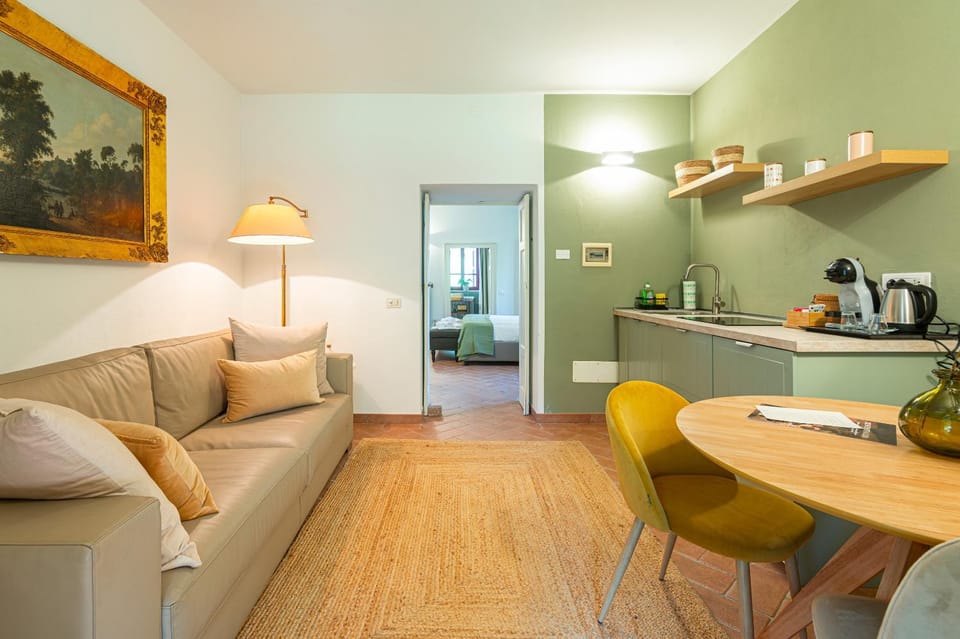 Coffee/tea facilities, Kitchen or kitchenette, Living room, Seating area, Dining area