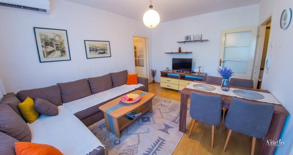 TV and multimedia, Living room, Seating area, Dining area