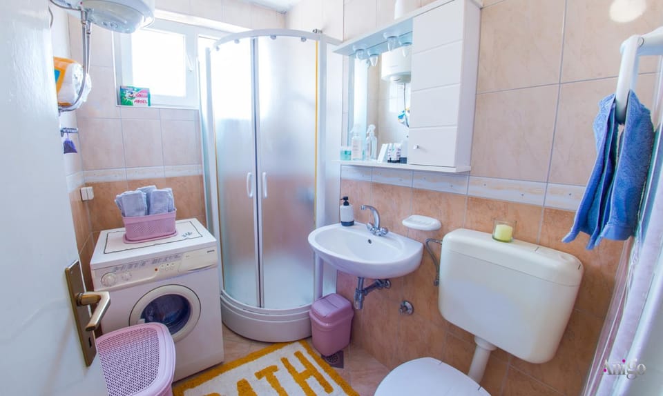 Shower, Toilet, Bathroom, towels, washing machine