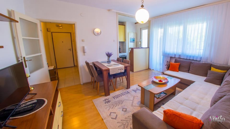 TV and multimedia, Living room, Seating area, Dining area