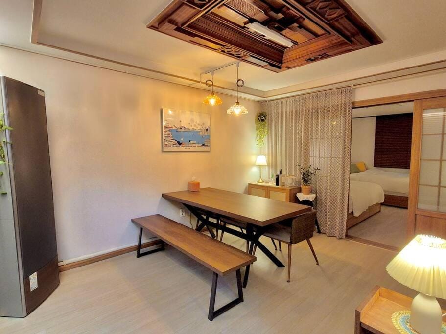TV and multimedia, Coffee/tea facilities, Living room, Seating area, Dining area, air conditioner