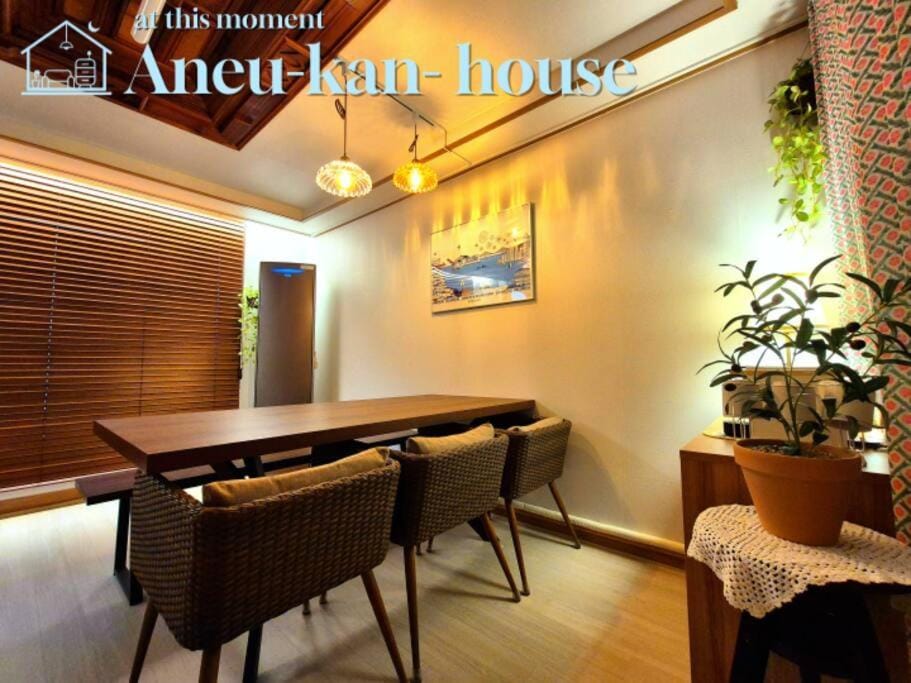 TV and multimedia, Coffee/tea facilities, Living room, Seating area, Dining area, air conditioner