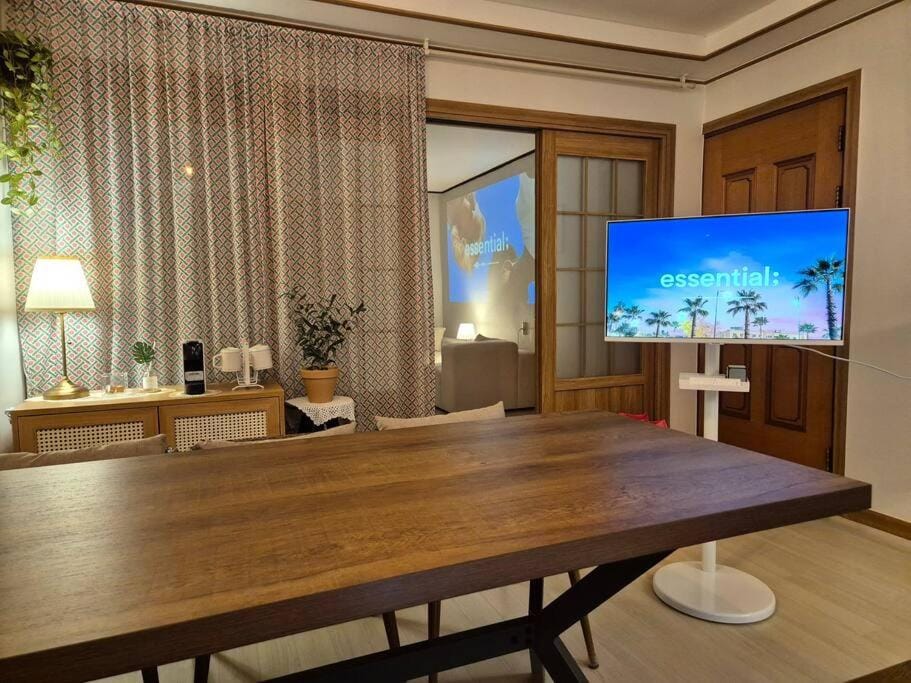 TV and multimedia, Living room, Seating area, Dining area