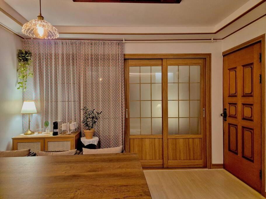 TV and multimedia, Coffee/tea facilities, Living room, Seating area, air conditioner