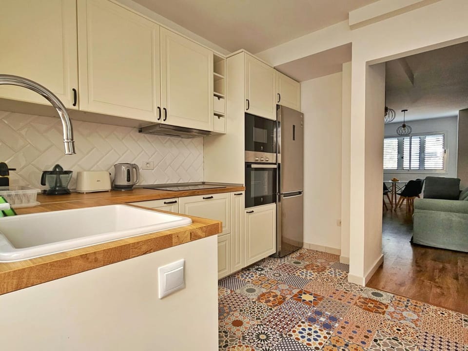 Kitchen or kitchenette, oven