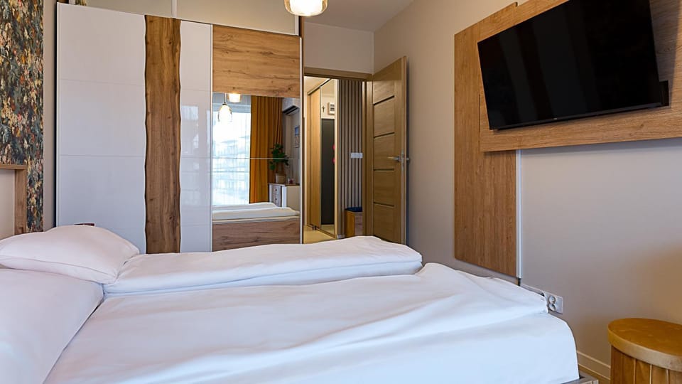 Communal lounge/ TV room, Bed, TV and multimedia, Photo of the whole room, Evening entertainment, Bedroom, wardrobe