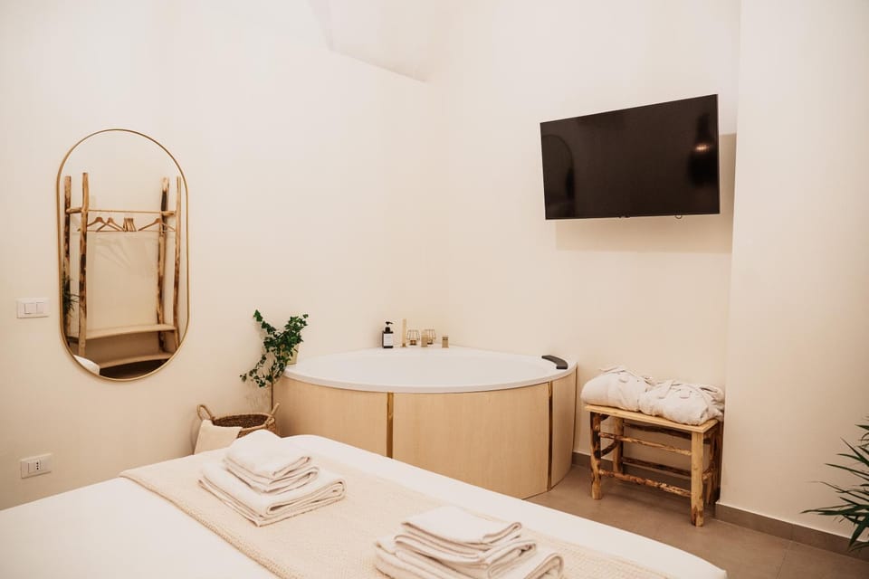 Bed, Hot Tub, Bathroom, TV and multimedia, Photo of the whole room, Bedroom, towels