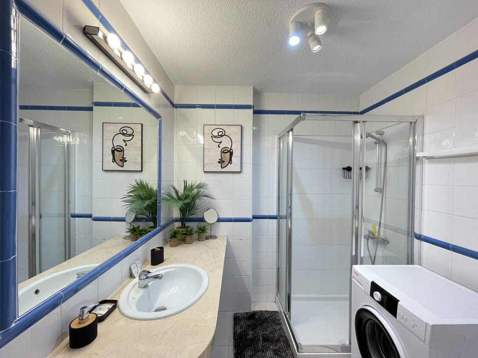 Shower, Bathroom, towels, washing machine