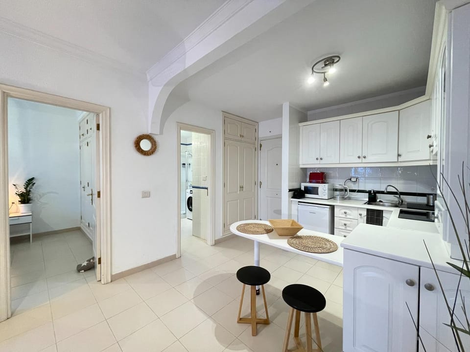 Kitchen or kitchenette, Dining area, oven, stove