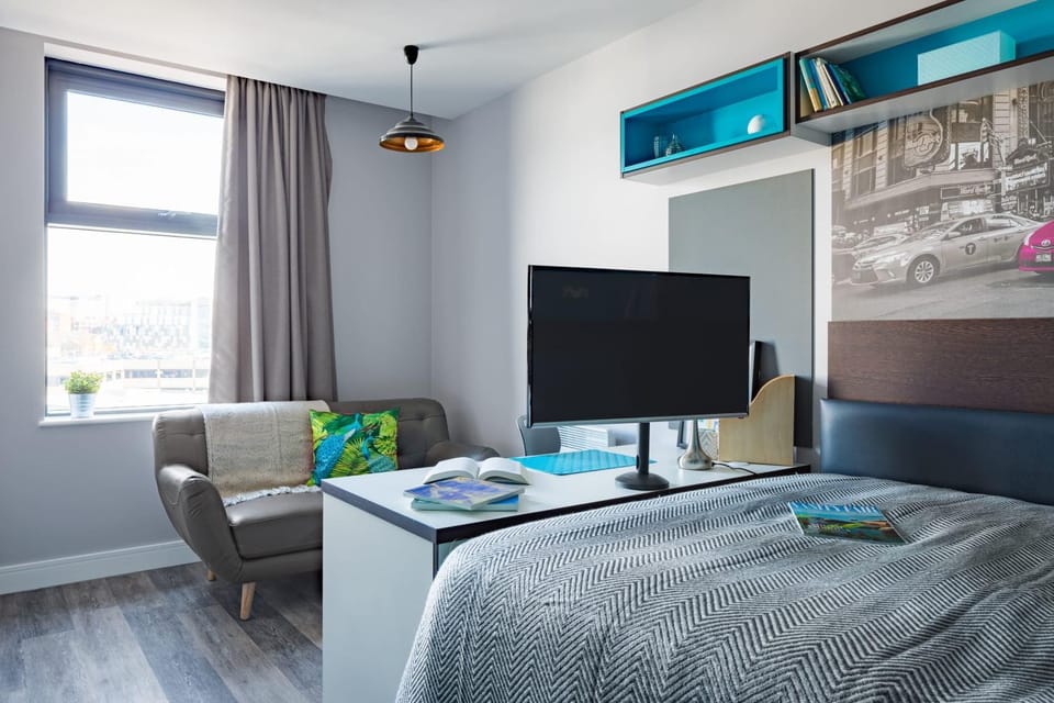 Bed, TV and multimedia, Seating area, Bedroom