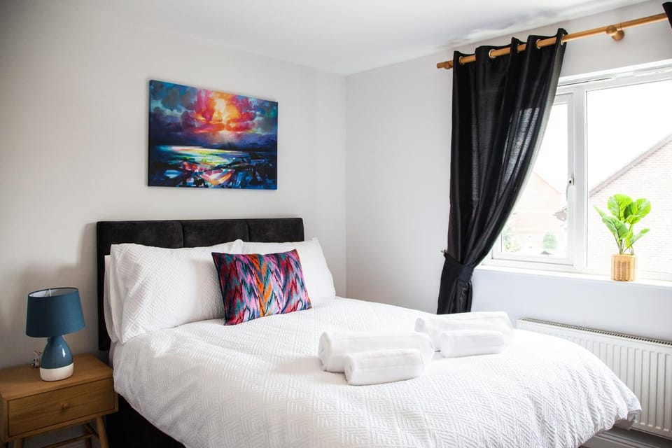 Bed, Photo of the whole room, Bedroom, towels