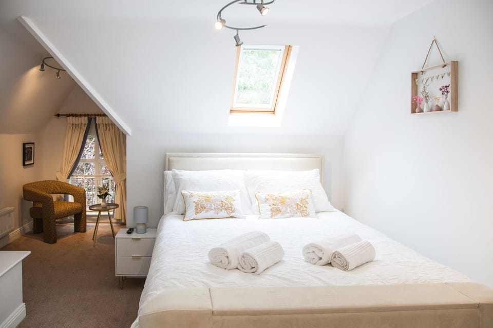Bed, Bedroom, towels