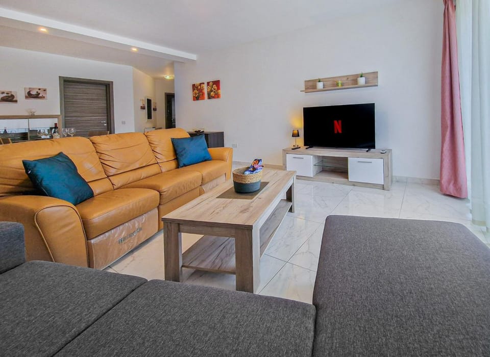 TV and multimedia, Living room, Seating area, Evening entertainment