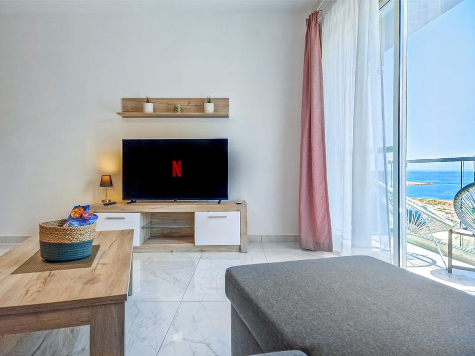 Natural landscape, TV and multimedia, Living room, Seating area, Evening entertainment, Sea view