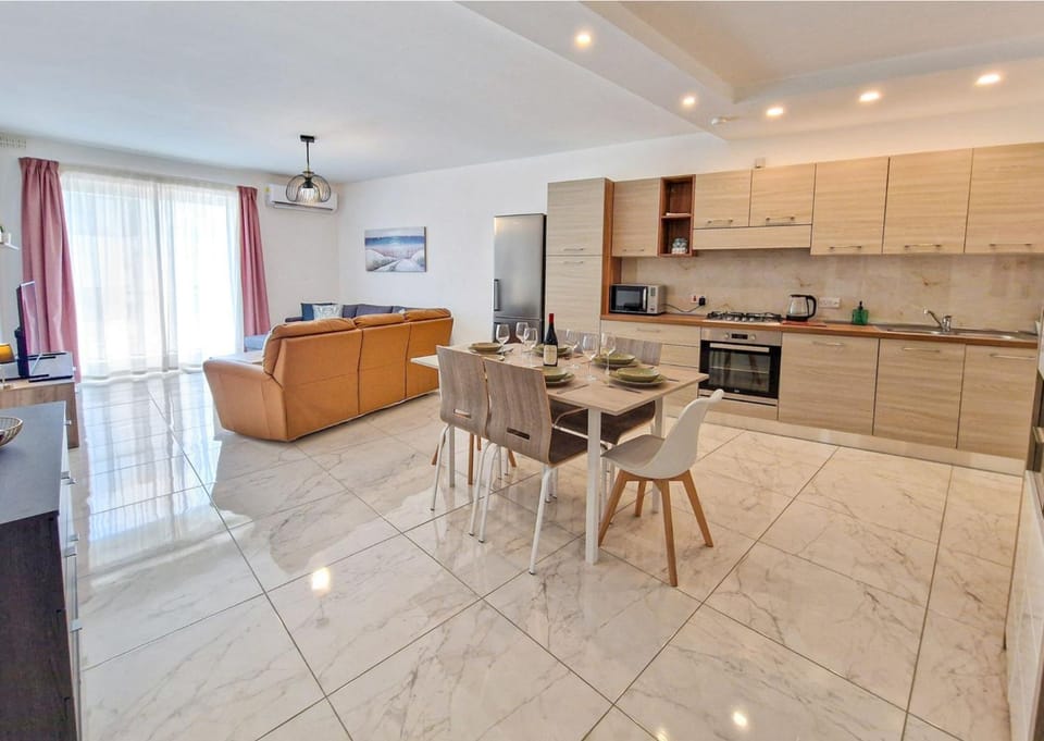 Kitchen or kitchenette, Living room, Floor plan, Dining area, oven, stove