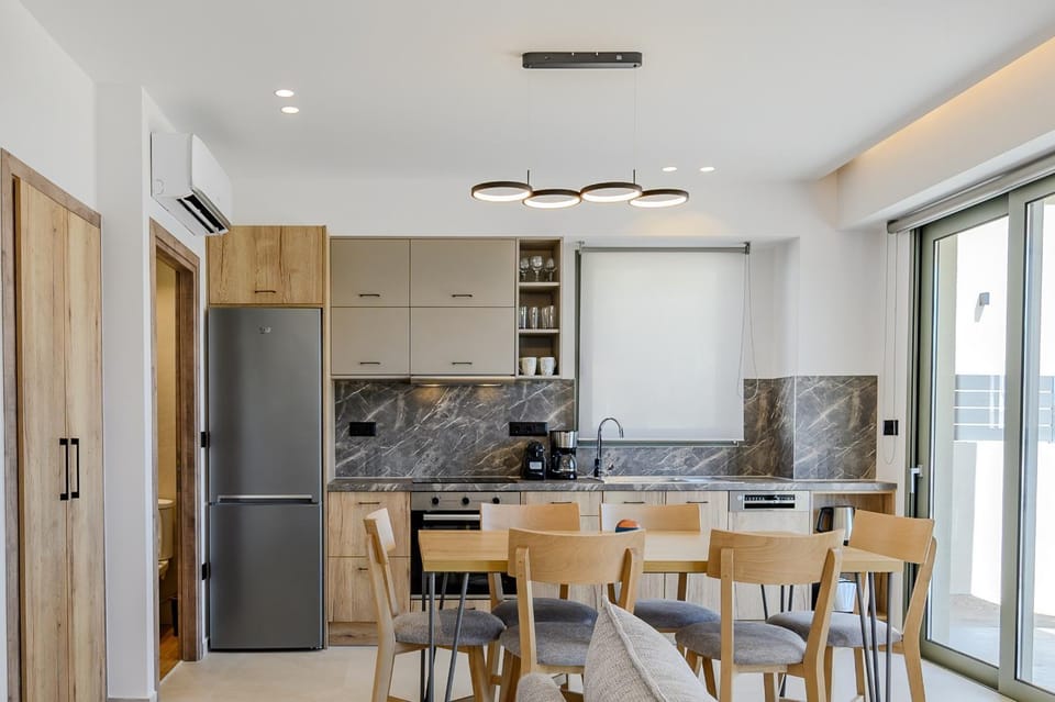 Kitchen or kitchenette, Seating area, Dining area, oven, stove