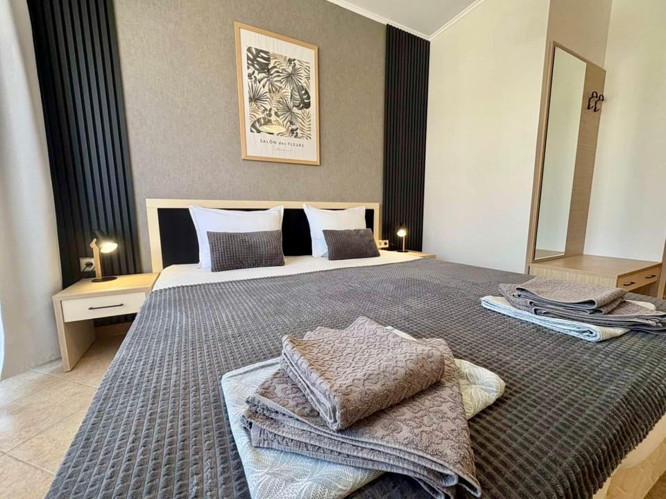 Bed, Seating area, Bedroom