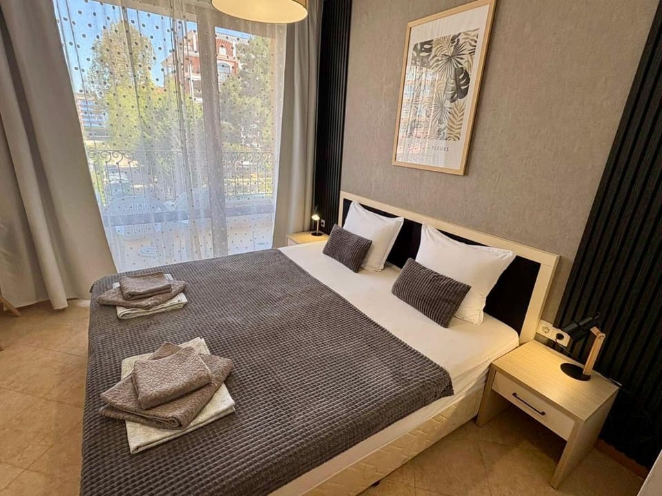 Bed, Bedroom, towels