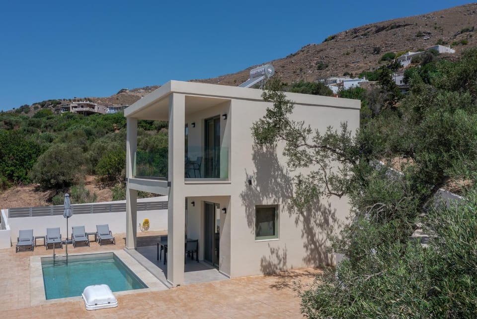 Property building, Day, Natural landscape, Mountain view, Pool view, Swimming pool, sunbed
