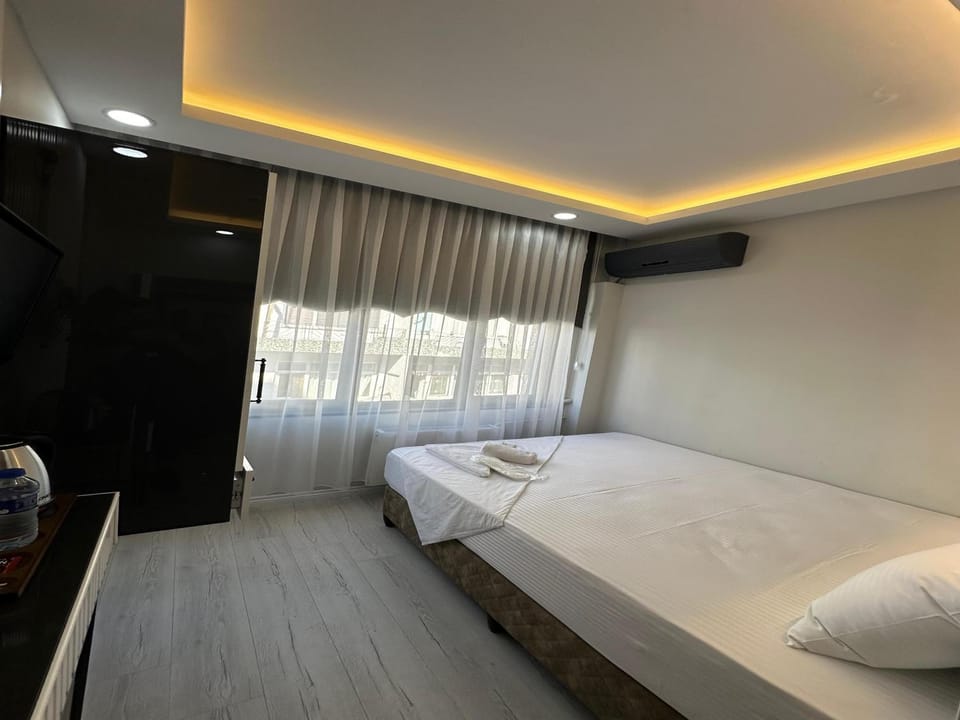 Photo of the whole room, air conditioner