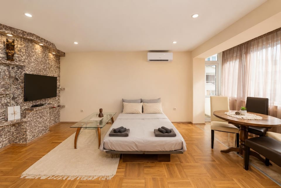 Bed, TV and multimedia, Dining area, Bedroom