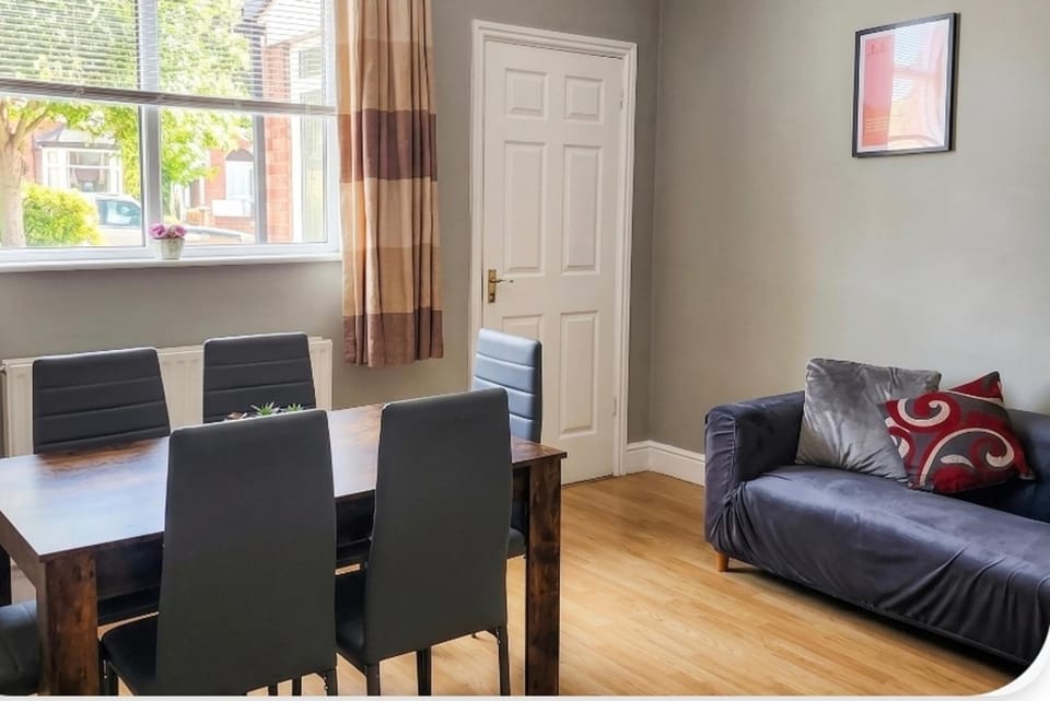 Bungalow - Sleeps 8 - Pets-Enclosed Garden-Parking House in Shirley