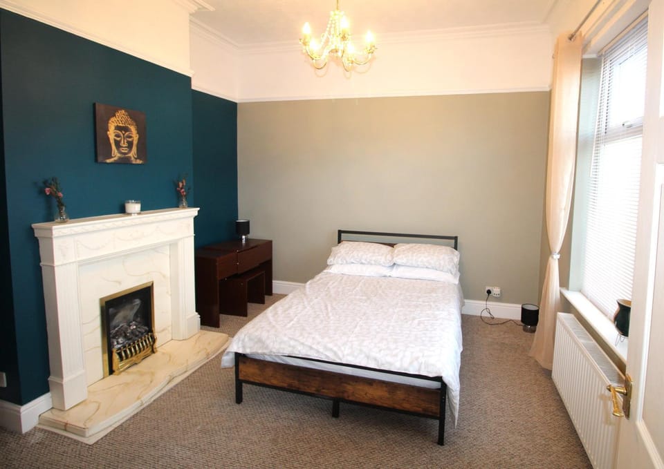 Bungalow - Sleeps 8 - Pets-Enclosed Garden-Parking House in Shirley