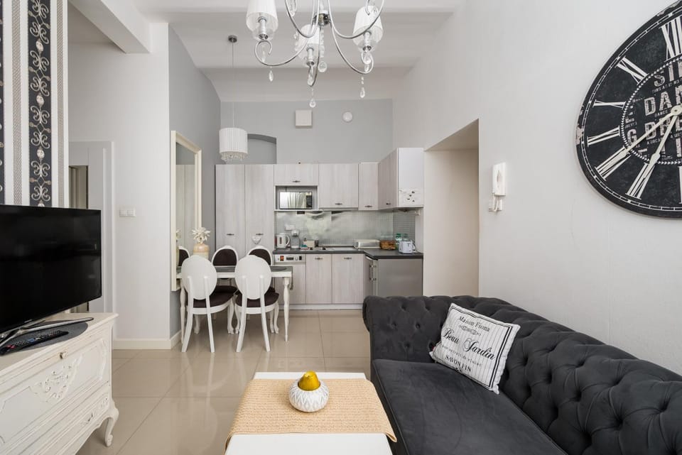 TV and multimedia, Kitchen or kitchenette, Living room, Food and drinks, Seating area, Dining area, stove