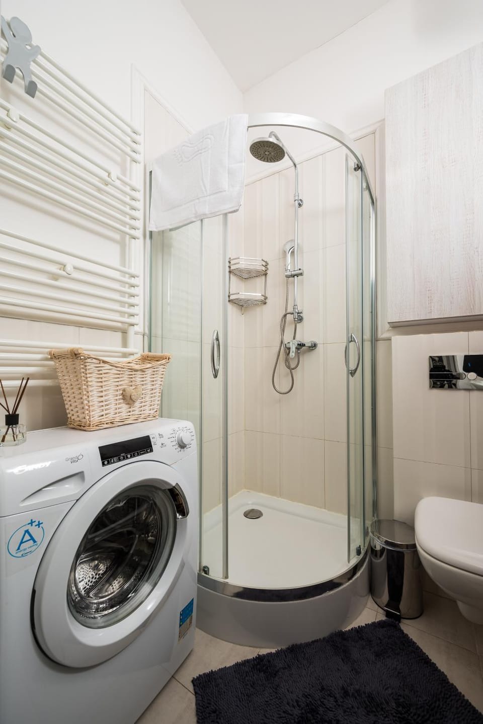 Shower, Toilet, Bathroom, towels, washing machine