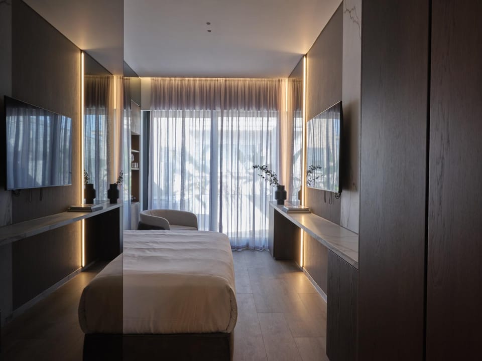 Photo of the whole room, Bedroom