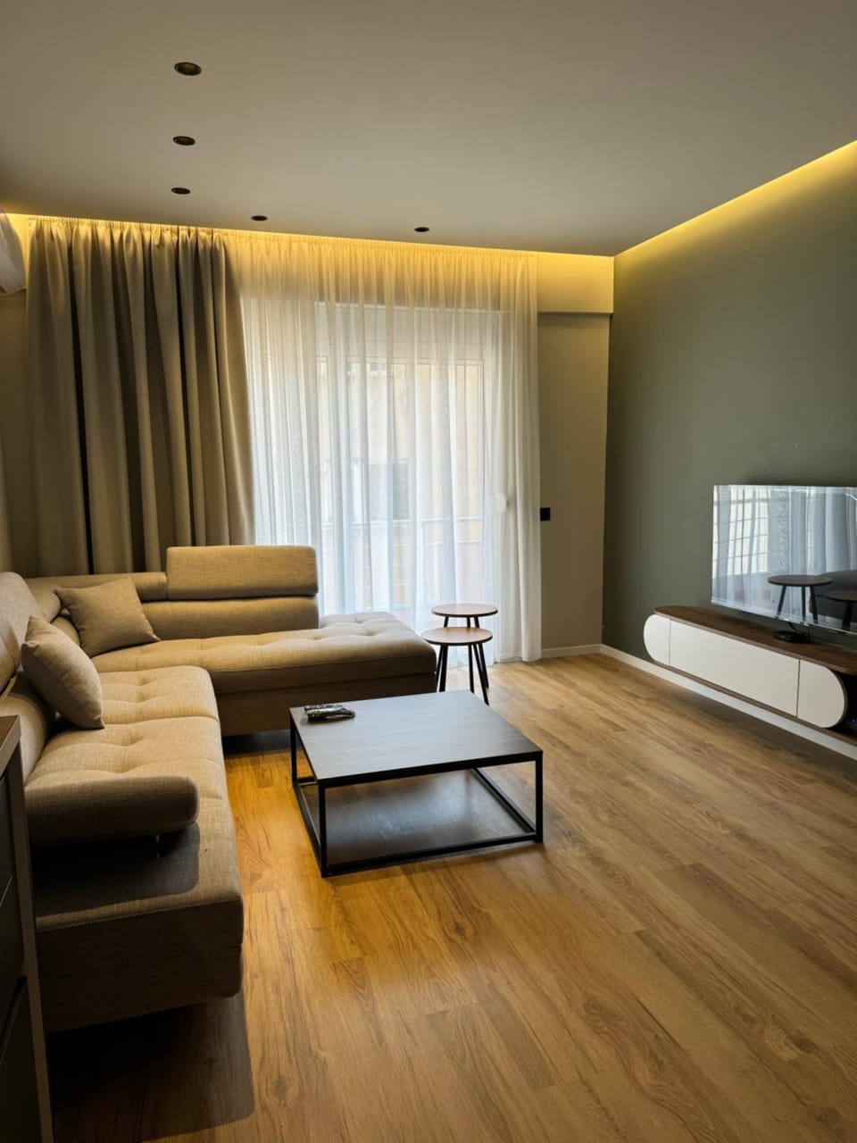 Bed, TV and multimedia, Living room, Seating area