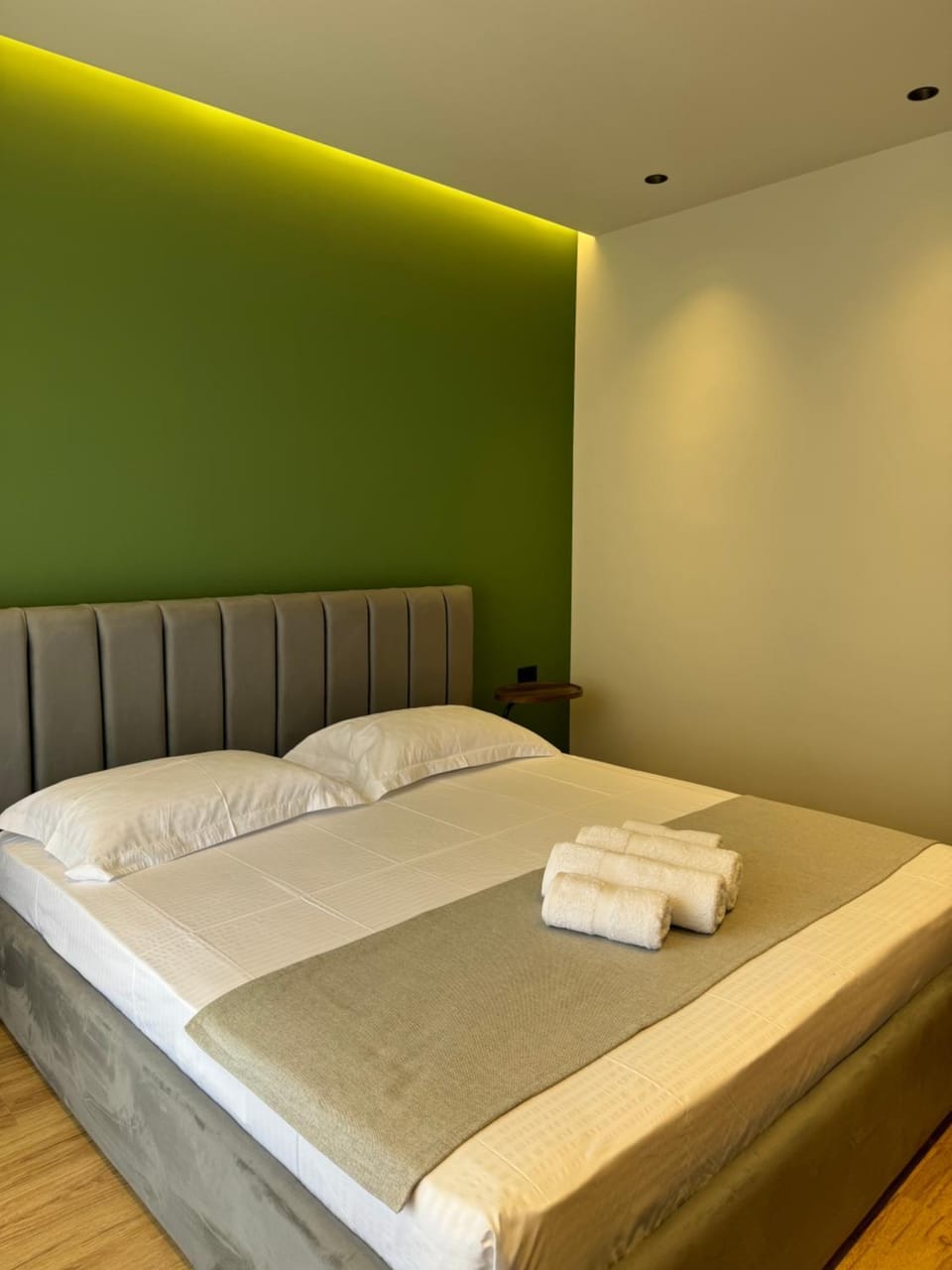 Bed, Bedroom, towels