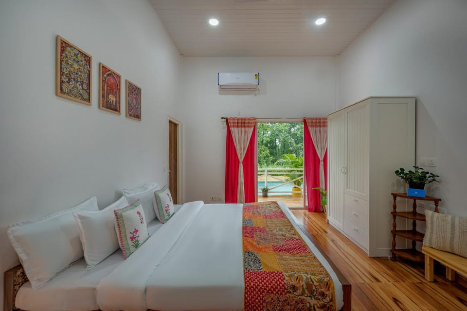 Bed, Balcony/Terrace, Photo of the whole room, Seating area, Bedroom, Pool view, wardrobe, air conditioner