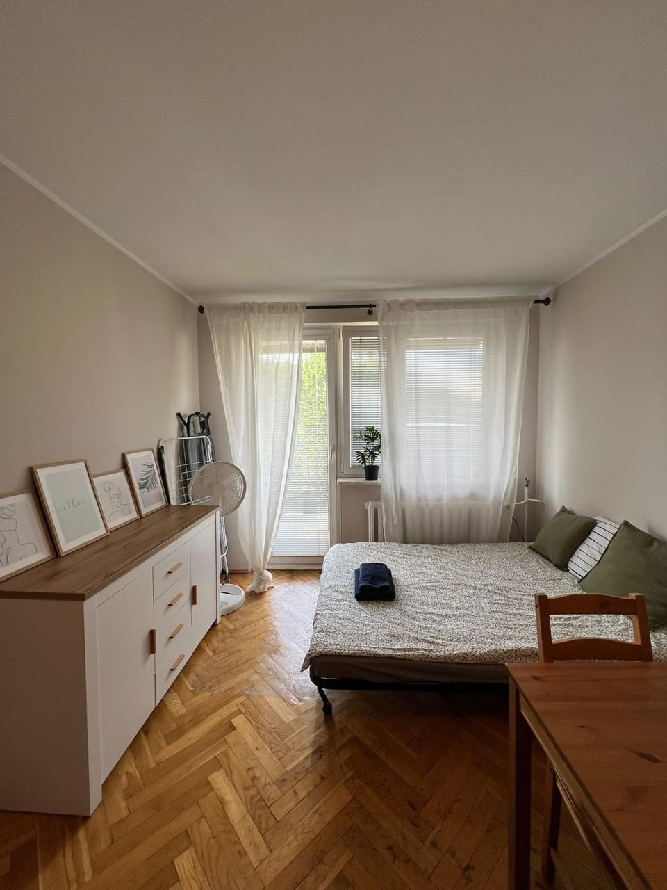 Bed, Living room, Photo of the whole room, Bedroom