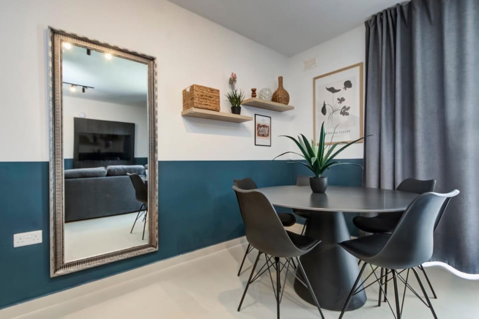 Kitchen or kitchenette, Living room, Seating area, Dining area, minibar, pet friendly