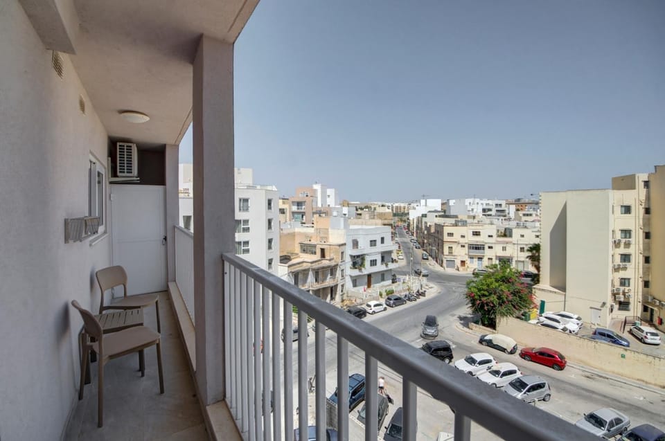 Property building, Communal lounge/ TV room, Day, Neighbourhood, View (from property/room), Balcony/Terrace, Evening entertainment, City view, Street view, Location, Parking