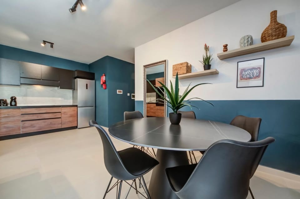 Kitchen or kitchenette, Living room, Seating area, Dining area, minibar, pet friendly, stove