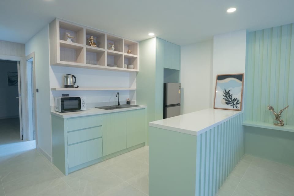 Kitchen or kitchenette, minibar