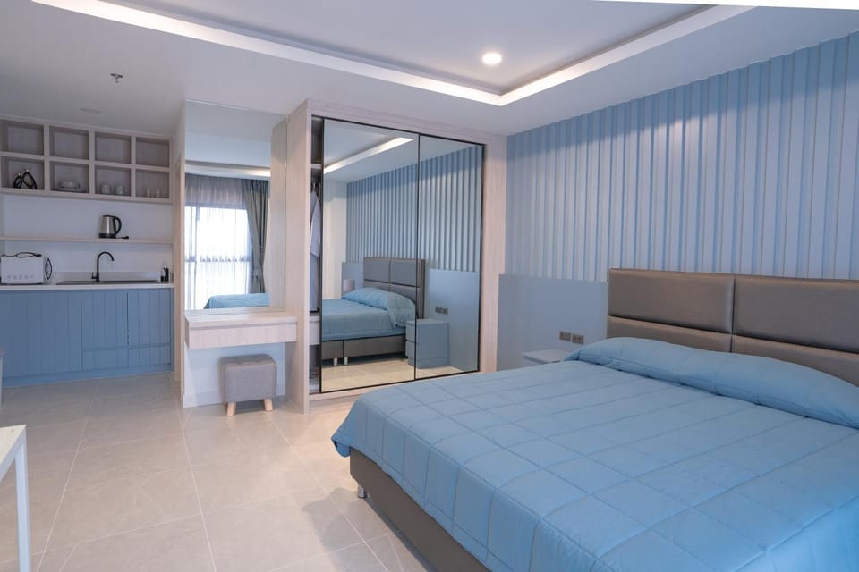 Photo of the whole room, Bedroom
