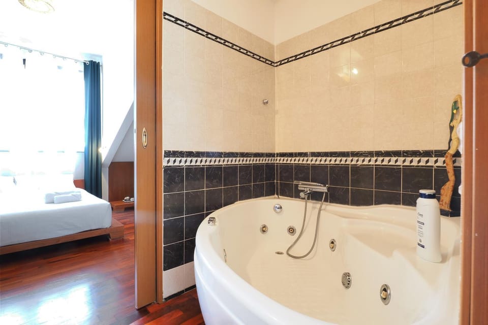 Bed, Hot Tub, Bathroom, Bath, towels