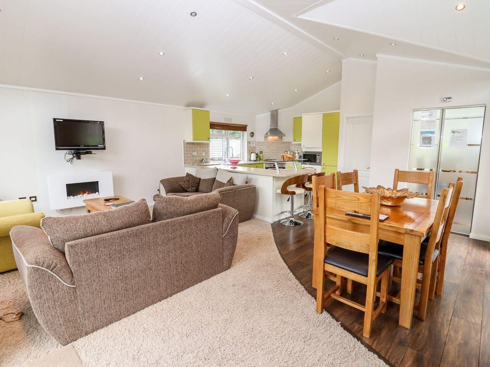 Kitchen or kitchenette, Living room, Seating area, Dining area