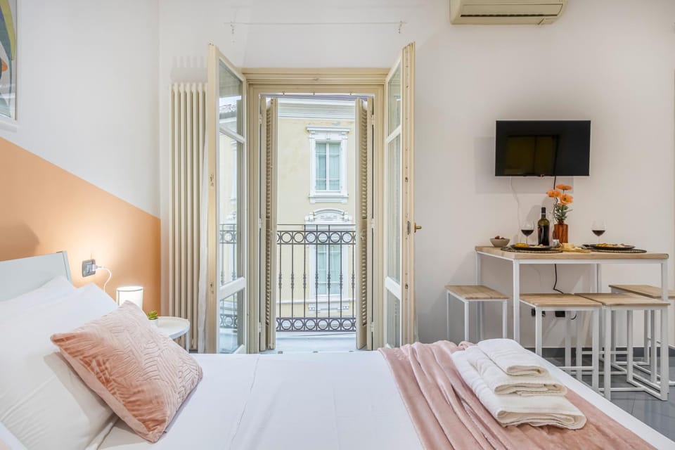 Bed, TV and multimedia, View (from property/room), Dining area, Bedroom, towels, air conditioner