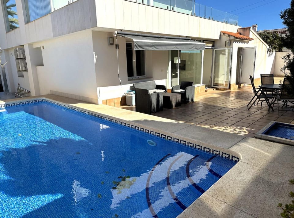 Property building, Balcony/Terrace, Pool view, Swimming pool, sunbed