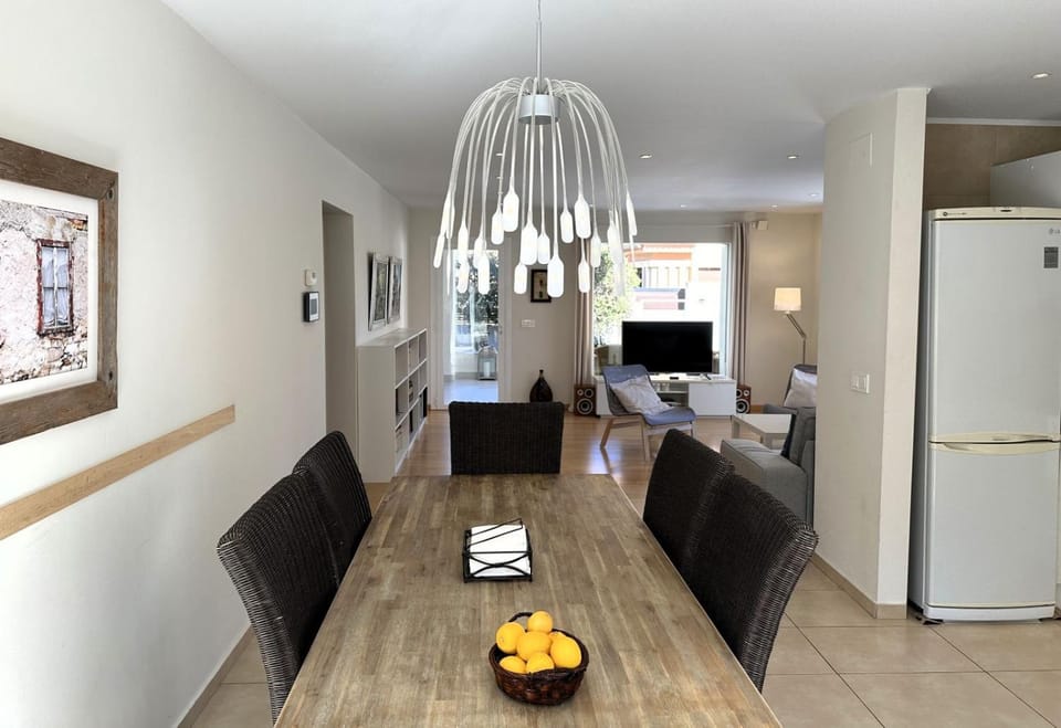 TV and multimedia, Kitchen or kitchenette, Living room, Seating area, Dining area