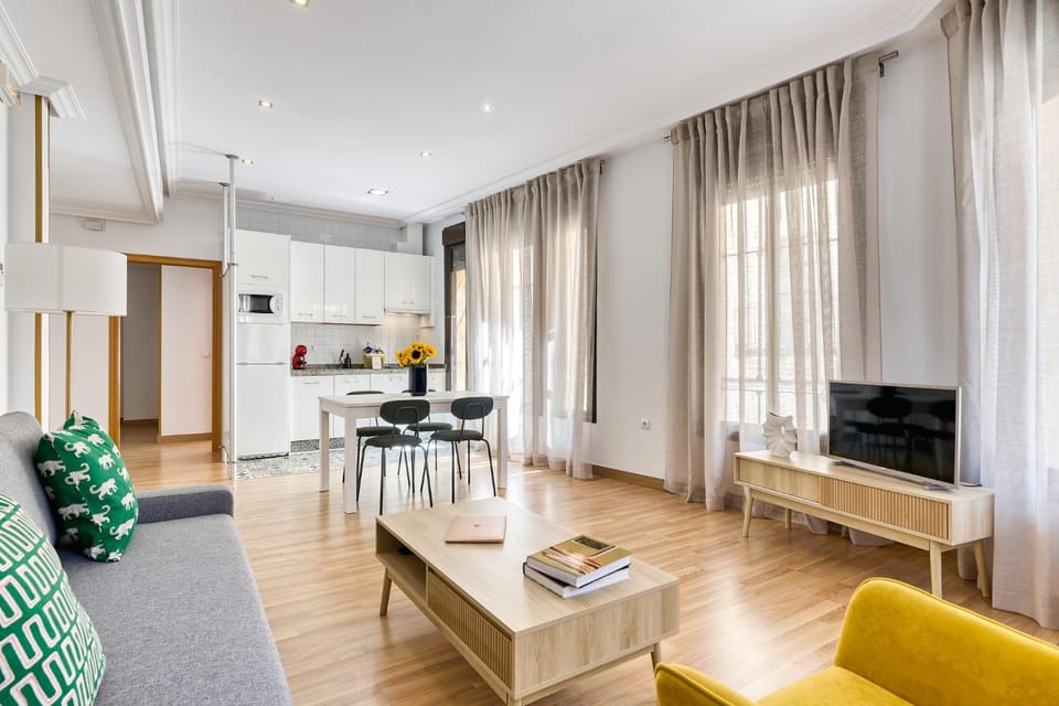 Communal lounge/ TV room, TV and multimedia, Kitchen or kitchenette, Living room, Photo of the whole room, Seating area, Dining area, Landmark view, air conditioner