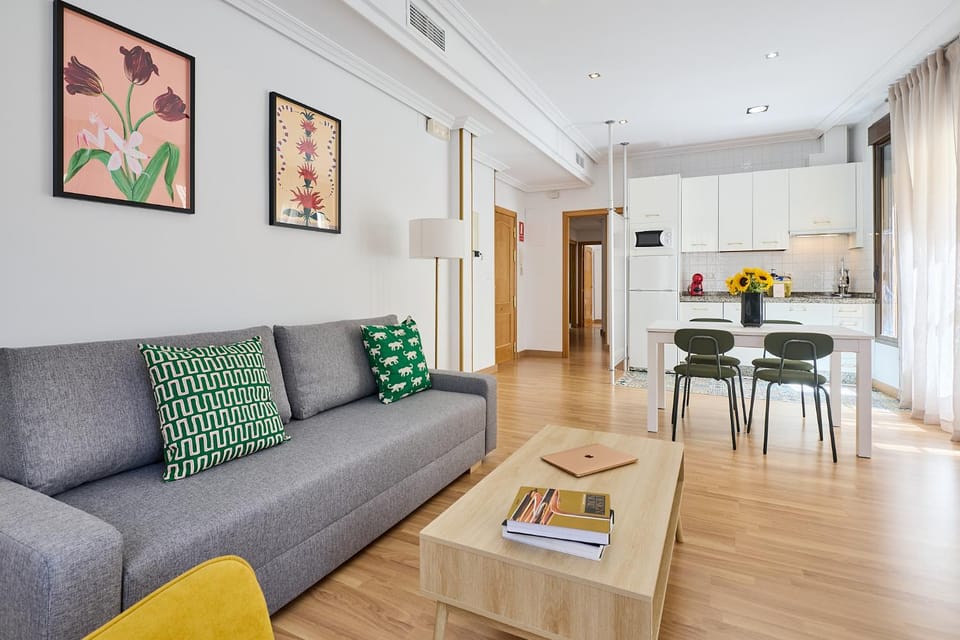 Kitchen or kitchenette, Living room, Seating area, Dining area