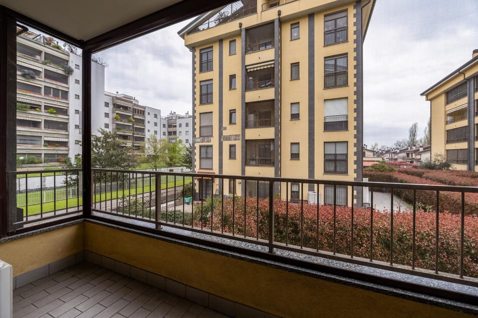 Forum Assago 5 min - APT with Double Terrace Apartment in Milan